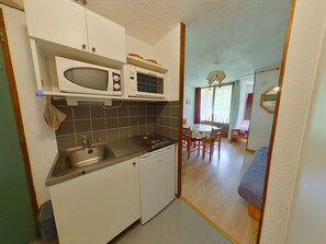 Microwave, oven, stovetop, coffee/tea maker - Bright studio with loggia near Les Rousses village (Les Rousses)