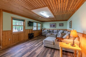 Fernseher, Kamin, Bücher