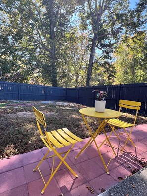 Outdoor dining - Quiet Garden Guesthouse •King bed• Sofa Bed• in Lawrenceville, Sleeps 3 (Lawrenceville)
