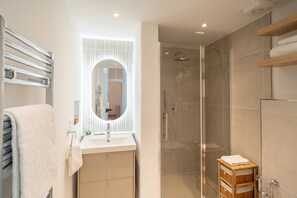 Douche, sèche-cheveux, bidet, serviettes fournies