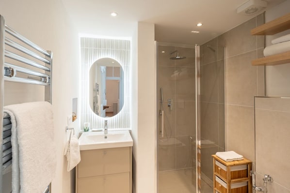 Dusche, Haartrockner, Bidet, Handtücher