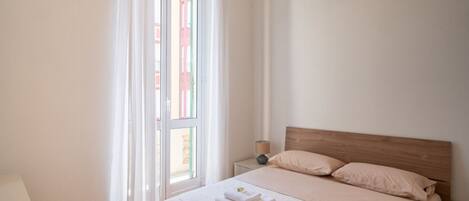 3 habitaciones y tabla de planchar con plancha