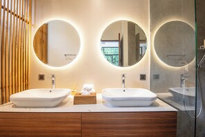 Een haardroger, handdoeken