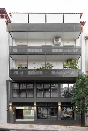 Front of property - Athens J&S Suites (Athens)