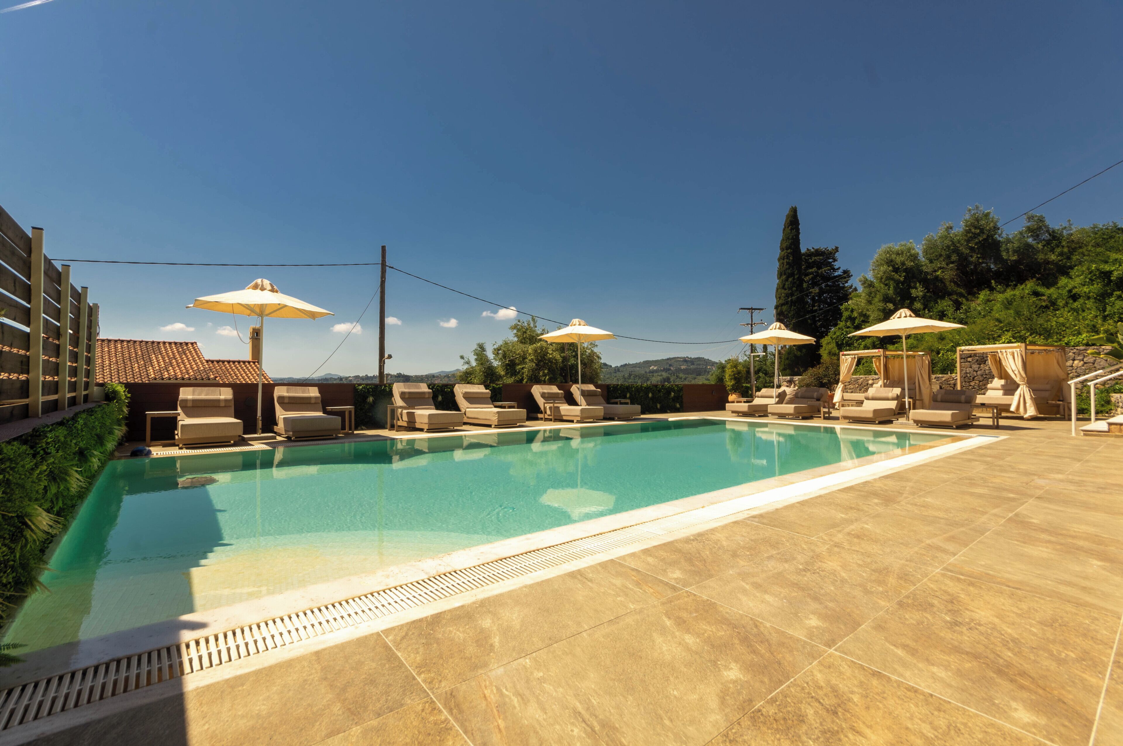 Una piscina al aire libre de temporada