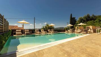 Una piscina al aire libre de temporada