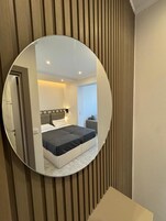 Suite junior, balcón, vistas al mar | Escritorio, espacio para trabajar con un portátil, cortinas opacas