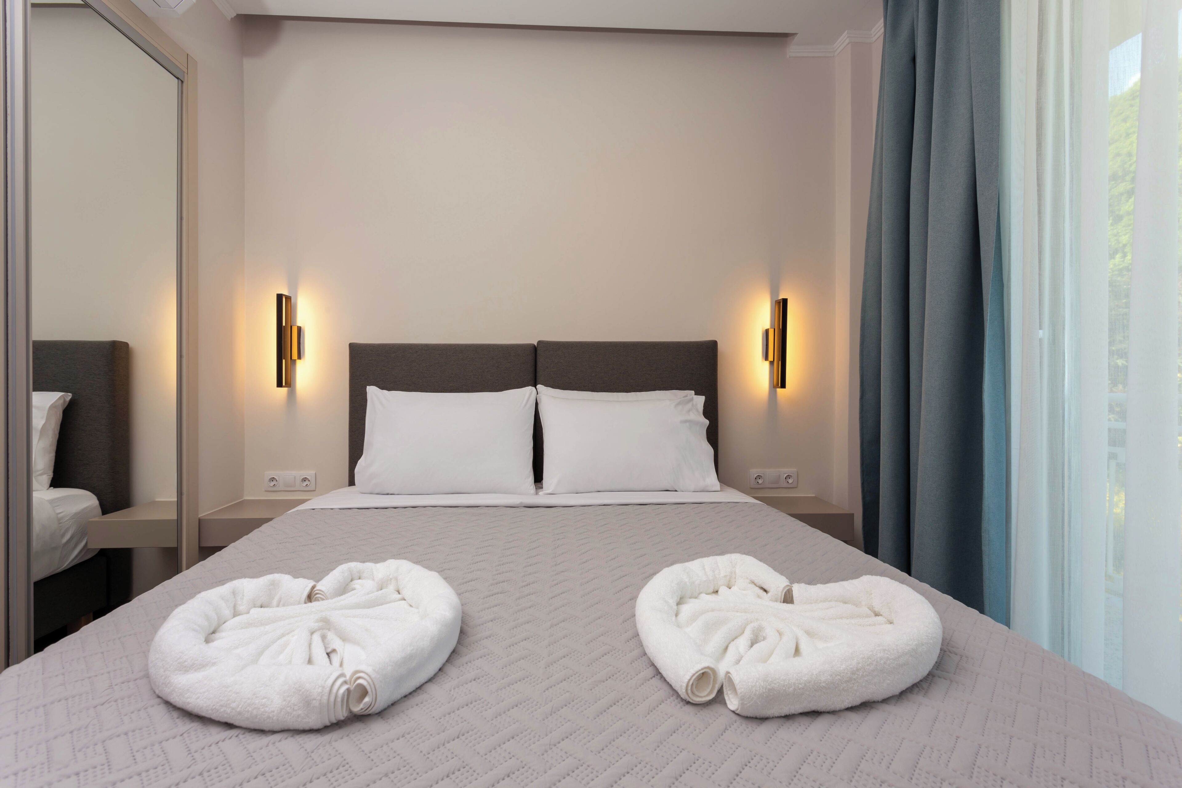 Suite superior, balcón, vistas al mar | Escritorio, espacio para trabajar con un portátil, cortinas opacas