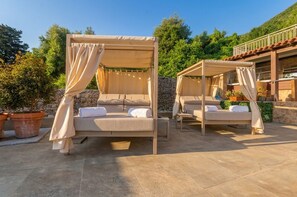Una piscina al aire libre de temporada