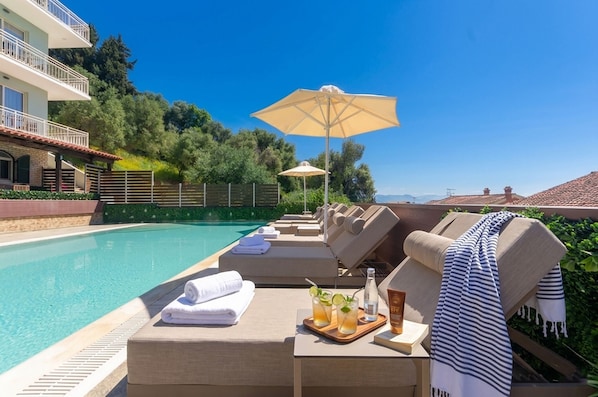 Seasonal outdoor pool - Corfelia Seaview Suites (Corfu)