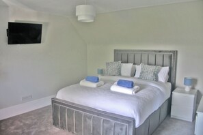 4 bedrooms, individually decorated, individually furnished, free WiFi - 2 Links Place (Nairn)