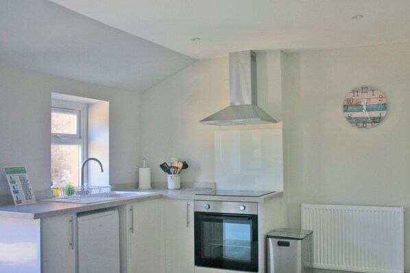 Dishwasher, cookware/dishes/utensils - 2 Links Place (Nairn)