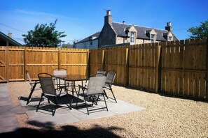 Outdoor dining - 2 Links Place (Nairn)