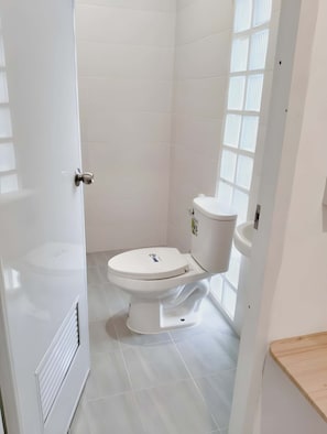 Studio | Bathroom | Shower, bidet - Mitr INN Sukhumvit 2 - BTS Nana (Bangkok)