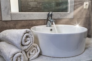 Estudio Confort, balcón, vista al mar | Baño | Toallas y papel de baño 
