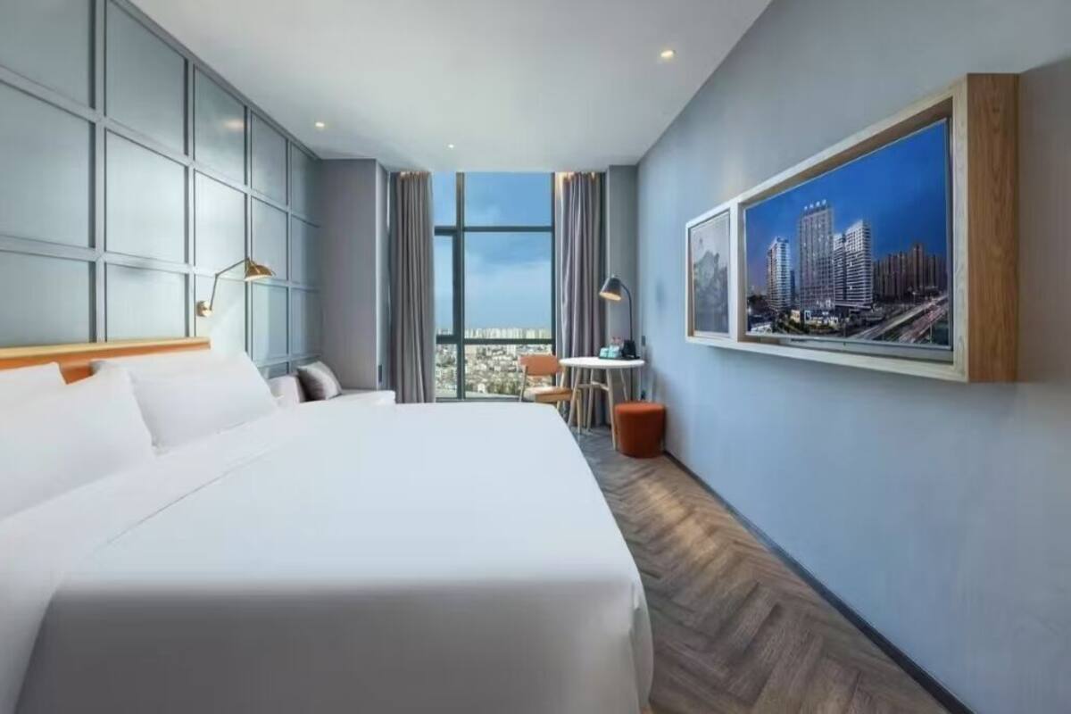 Blackout curtains, free WiFi
