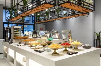 Yifeng hotel