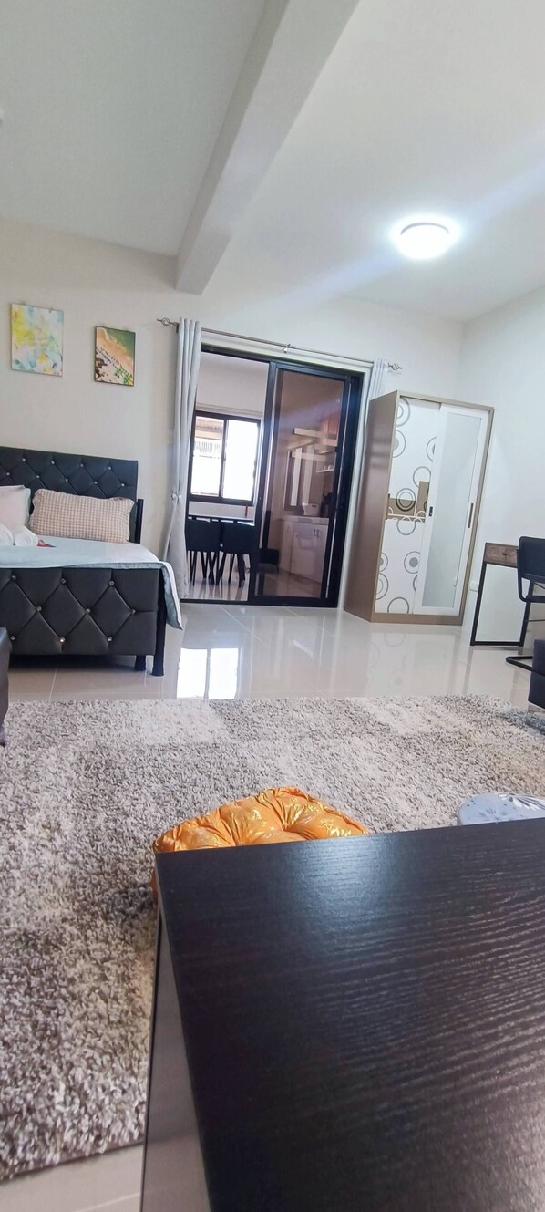 Kamer, meerdere slaapkamers, balkon | Woonkamer