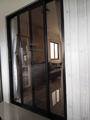 Habitación, varias habitaciones, balcón | Interior