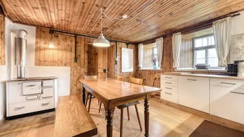 Chalet Deluxe, vista montagna | Cucina privata | Tostapane, seggiolone, tavolo da pranzo