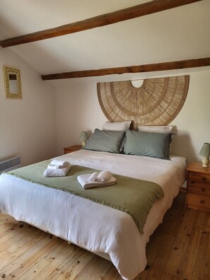 3 bedrooms, iron/ironing board, WiFi, bed sheets