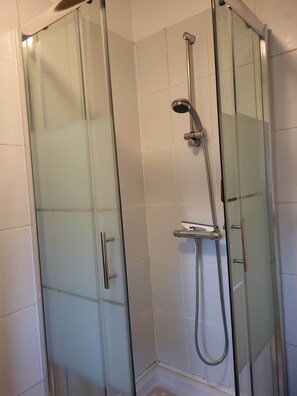 Sèche-cheveux, serviettes fournies, savon, shampoing