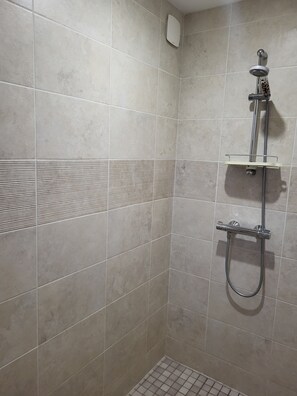 Een douche, een haardroger, handdoeken, zeep