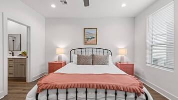 Escriptori, planxa i posts de planxar, wifi i roba de llit