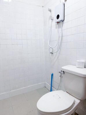 Studio | Bathroom | Towels - Toss Inn Hat Yai (Hat Yai)