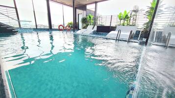 Außenpool, Sonnenschirme, Liegestühle