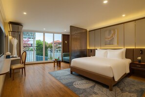 Suite Balcony with City View | Egyptian cotton sheets, premium bedding, down duvets, pillow-top beds - Splendid Secret Hotel (Hanoi)