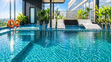 Piscina externa, guarda-sóis, espreguiçadeiras