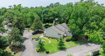 Luxury Townhouse near shopping & 2 miles to Beach! Pool, Pickleball, & Tennis