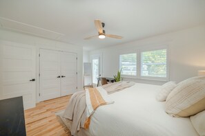 3 bedrooms, desk, iron/ironing board, free WiFi