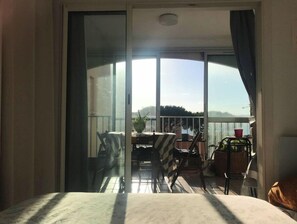 2 habitaciones, escritorio y tabla de planchar con plancha 