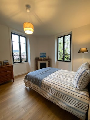 6 bedrooms, WiFi, bed sheets