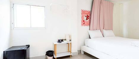 Studio | Desk, free WiFi