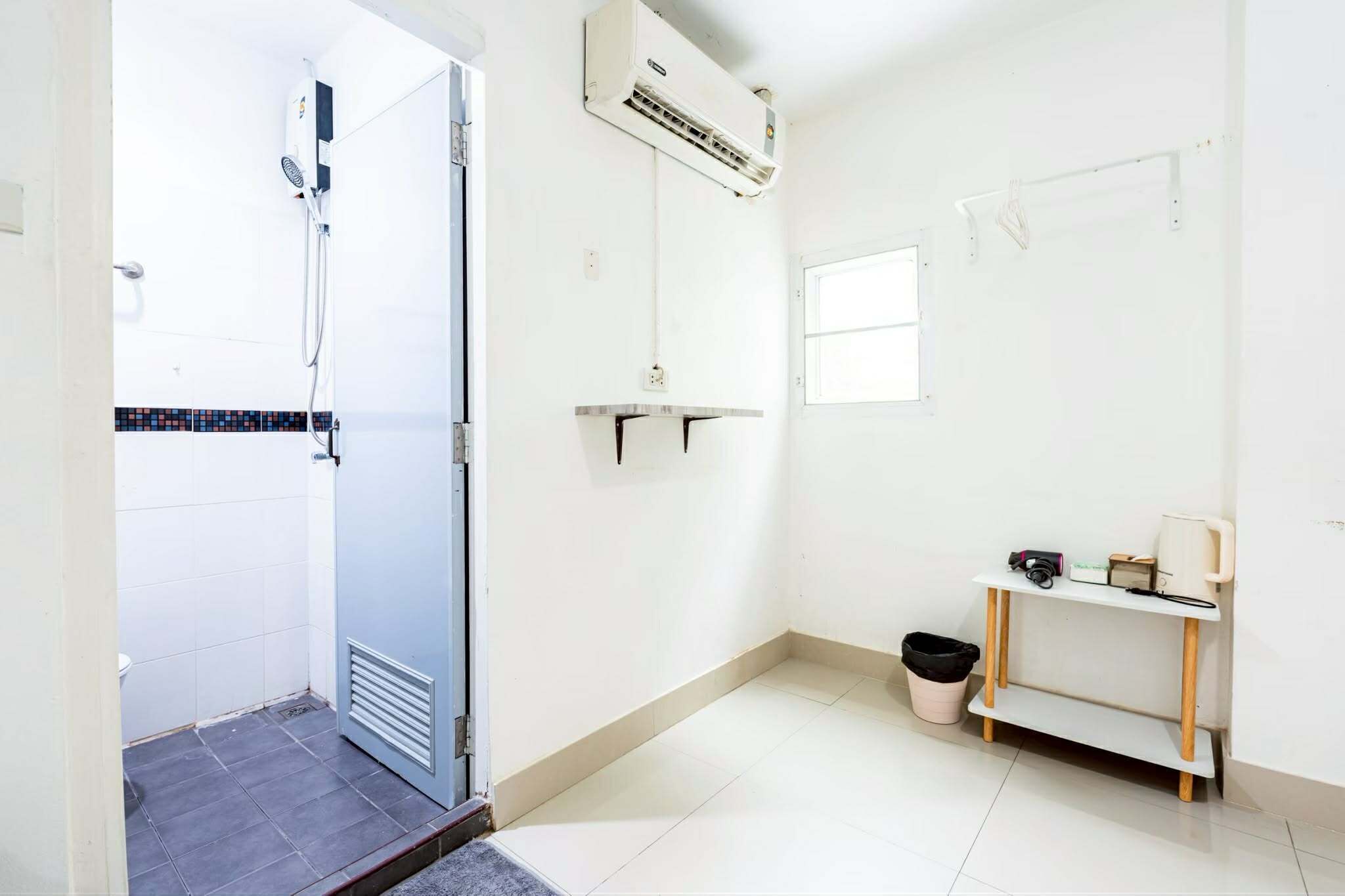 Studio | Bathroom | Shower, towels, soap, shampoo