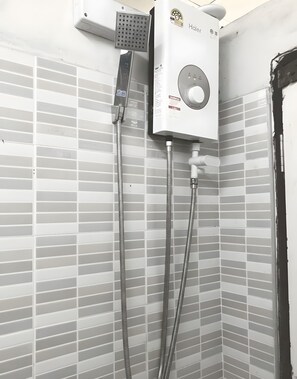 Double Room | Bathroom | Shower, towels, soap, shampoo - Oh My Nap Soi Nana (Bangkok)