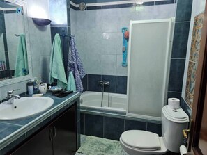 Haartrockner, Handtücher, Toilettenpapier