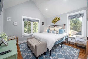 3 chambres, bureau, fer et planche à repasser, lit parapluie