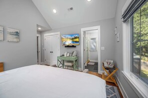 3 chambres, bureau, fer et planche à repasser, lit parapluie