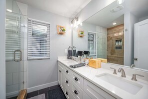 Douche, sèche-cheveux, serviettes fournies