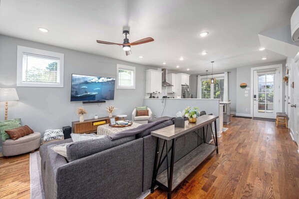 Télévision, livres, espaces bureaux