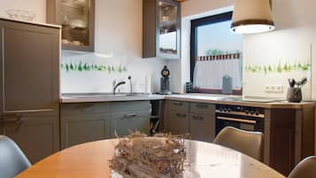Fridge, oven, stovetop, dishwasher