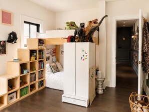 5 habitaciones, escritorio, tabla de planchar con plancha y wifi