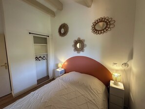 2 bedrooms, iron/ironing board, WiFi, bed sheets