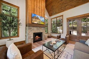Smart TV, chimenea, mesa de ping pong