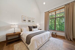 4 bedrooms, free WiFi, bed sheets - Boulder Springs Lodge at Eagles Nest - Creek onsite, Pets, walk to waterfall, view (Banner Elk)