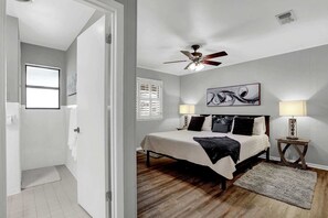 4 bedrooms, iron/ironing board, WiFi, bed sheets - Candlelight Cove - Fire Pit & Close to Main (Fredericksburg)